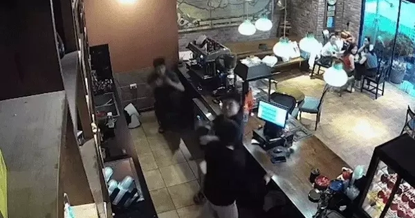 Công an làm việc với gia đình nhân viên quán cà phê và người bị tố hành hung