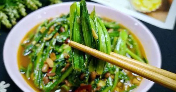 Người Việt thường bỏ qua loại rau "rẻ bèo" nhưng giàu canxi gấp 36 lần canh xương hầm: Giúp giảm cân, chắc xương khớp lại đẹp da