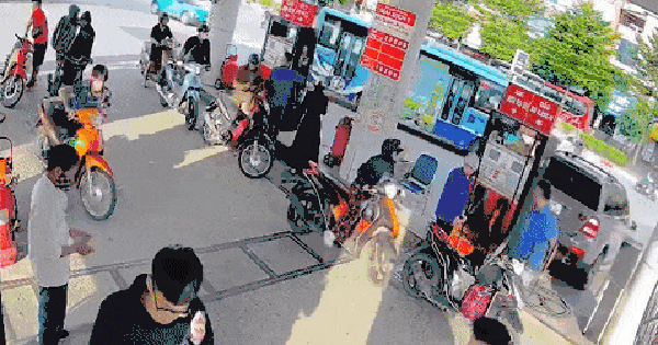 Kinh hoàng cảnh Mercedes lùi trúng cột bơm xăng, lửa bùng cháy bao trùm người và xe