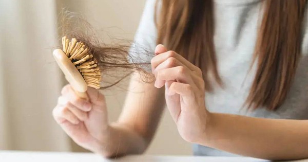 Tóc rụng lả tả chưa chắc là do thiếu chất, 4 thói quen vô tình này khiến tóc của bạn rụng nhiều hơn, điều thứ 3 lắm người mắc nhất