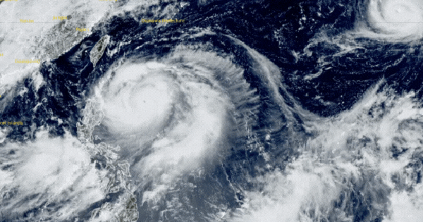 Siêu bão Ragasa tăng cấp thần tốc, nhiều quốc gia, khu vực phát lệnh đóng cửa trường học, sơ tán khẩn cấp