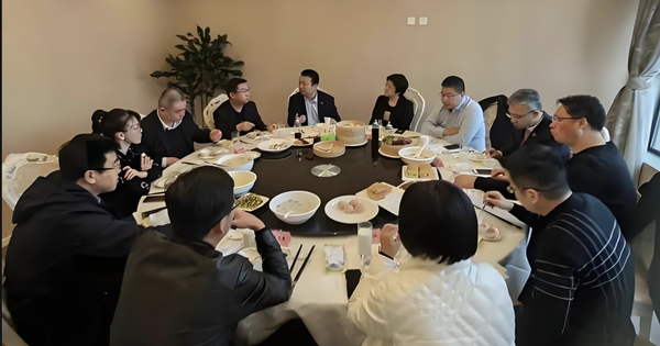 Họp lớp sau 10 năm, tôi kêu gọi mọi người ủng hộ một bạn gặp khó trong lớp: Về nhà phát hiện bị chặn khỏi nhóm chung, nhưng lòng vẫn nhẹ nhõm