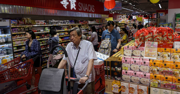 Các thành phố “đóng cửa”, nín thở trước siêu bão Ragasa: Người dân dán chặt cửa kính, chặn bao cát trước nhà, càn quét siêu thị tích trữ đồ