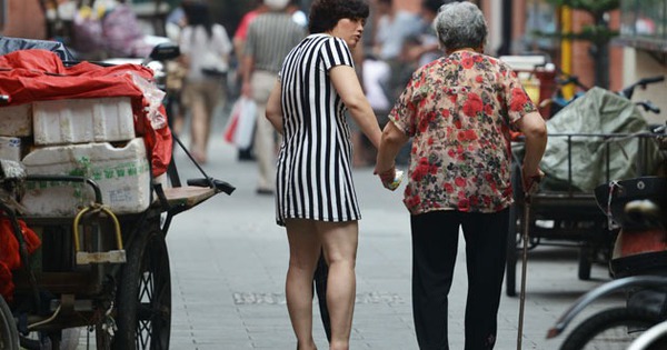 5 năm bị con bỏ rơi trong viện dưỡng lão, bà lão lập tức được đón về khi hé lộ "kho báu dưới gầm giường"