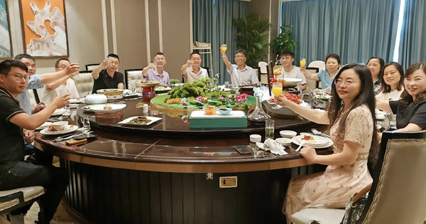 Họp lớp được hỏi lương, tôi định nói 10 triệu đồng thì vợ trả lời thay: “90 triệu/tháng”, về nhà nhận được tin nhắn từ cảnh sát mà “điếng người”