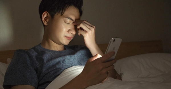 Nhận được tin nhắn công việc vào đêm muộn, người EQ sẽ không tức giận hay mặc kệ mà phản hồi bằng 5 cách cực tinh tế này