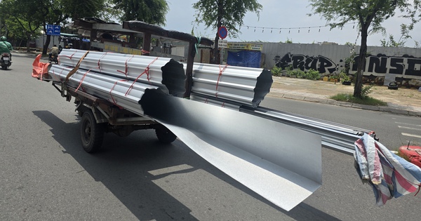 Những kiểu chở hàng "chết người" trên đường ở TP HCM