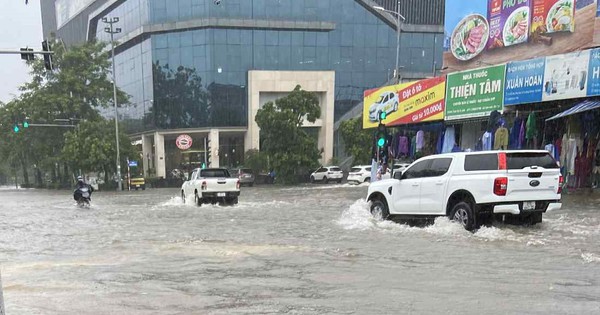 Mưa trắng trời, đường phố biến thành sông trước khi bão số 10 Bualoi giật cấp 15 đổ bộ