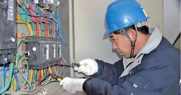 Công ty nhận hóa đơn tiền điện hơn 148 triệu đồng/tháng, giám đốc gọi thợ đến kiểm tra công tơ thì được thông báo: “Có dấu hiệu bị can thiệp”