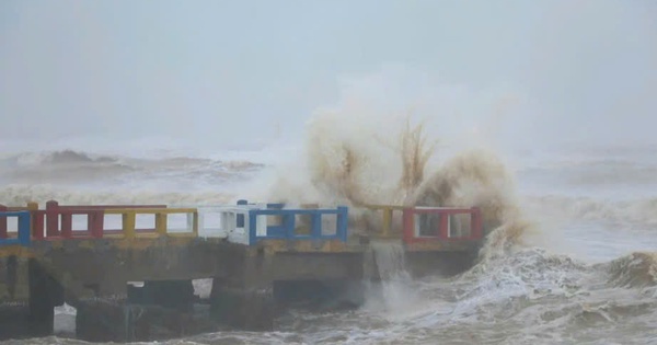 Đường sắt Bắc - Nam phong tỏa khẩn, hàng không tiếp tục hủy chuyến bay
