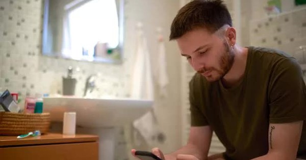 Cảnh báo cho những ai đang dùng điện thoại kiểu này: Bệnh tật "bủa vây" nếu không bỏ sớm