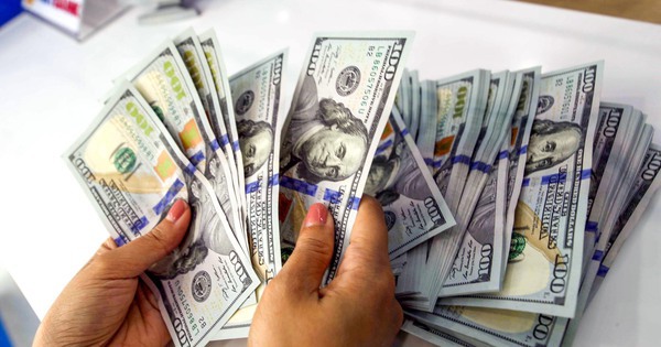 Vì sao tỉ giá tại Việt Nam tăng nhanh dù đồng USD quốc tế mất giá?