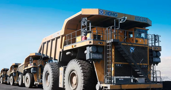 Phát hiện 200 xe tải 240 tấn không phát ra tiếng máy gầm rú, không cần xăng, âm thầm đào ‘kho báu’ ngày đêm không nghỉ