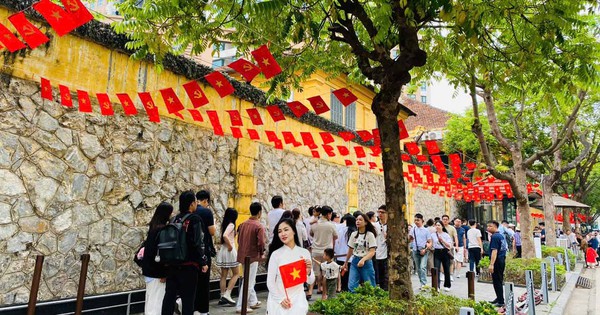 Du lịch Hà Nội ‘bùng nổ’ doanh thu trên 4,5 ngh...