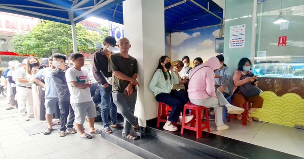 Khó mua vàng miếng SJC, nhiều người xếp hàng mua vàng nhẫn ở TP HCM