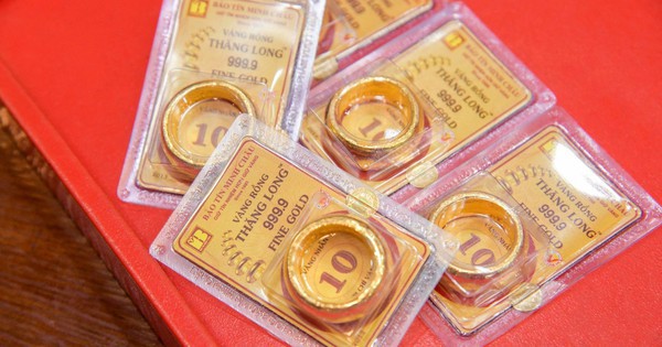 Hôm nay giá vàng vọt lên hơn 137 triệu đồng/lượng, tôi lặng người…vì buồn