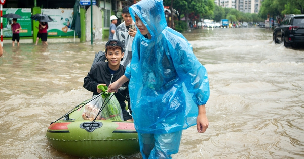 Cảnh đi thuyền, kéo xe tự chế tại khu đô thị triệu USD nhưng hễ mưa là ngập ở Hà Nội