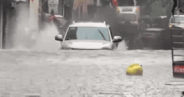 Hà Nội phát lệnh báo động lũ khẩn cấp, cảnh báo 30 điểm ngập sâu ở nội thành