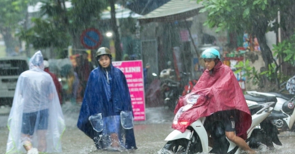 Mưa vẫn xối xả không ngừng, chiều tối nay Hà Nội diễn biến ngập úng thế nào?