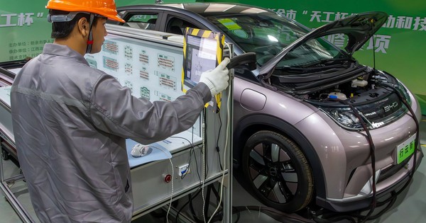 Trung Quốc thiếu hơn 1 triệu thợ sửa xe điện, 7...