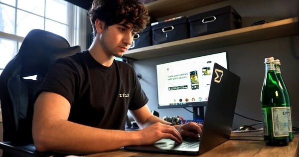 Chàng trai 18 tuổi trở thành hiện tượng nhờ sở hữu ứng dụng AI đạt 1,4 triệu USD lợi nhuận/tháng