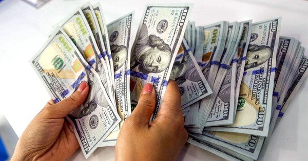 Giá USD lần đầu tiên vượt 27.000 đồng/USD