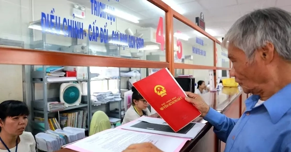 Vì sao Hà Nội yêu cầu photo sổ đỏ khiến người dân bức xúc?