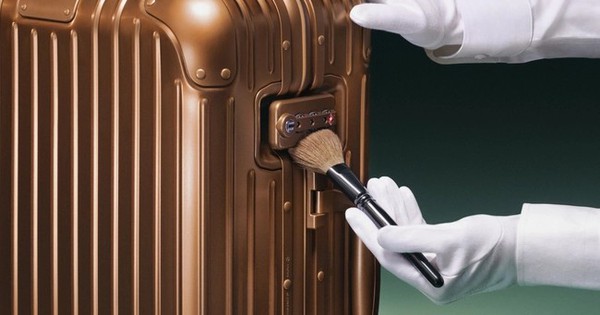 Vật bất ly thân của người mê du lịch, trở thành biểu tượng thời gian với màu Bronze