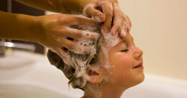 Nước tắm thảo dược quen dùng cho trẻ em bị Bộ Y tế thu hồi, tiêu hủy vì không đạt chuẩn vi sinh