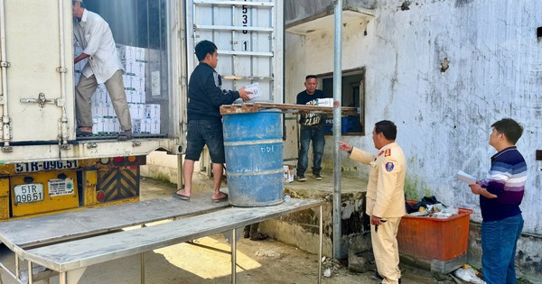 CSGT Huế phát hiện xe đầu kéo chở 10 tấn hàng hóa không có hóa đơn