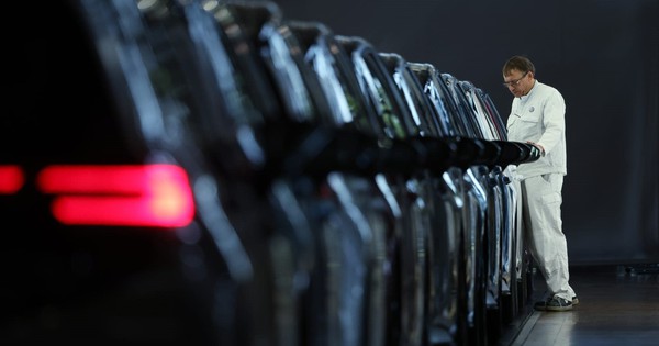 Mỹ quay lưng với xe điện, doanh số Volkswagen ‘rơi tự do 20%’ vì đặt cược sai, trong khi Toyota thăng hoa với xe Hybrid