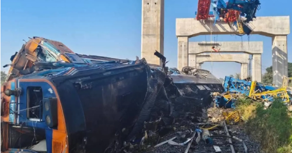 Thái Lan: Cần cẩu đổ sập xuống đoàn tàu đang chạy, ít nhất 22 người thiệt mạng