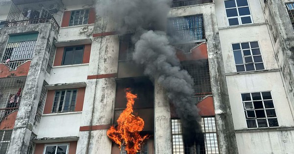 Chung cư giữa khu dân cư đông đúc bất ngờ bốc cháy