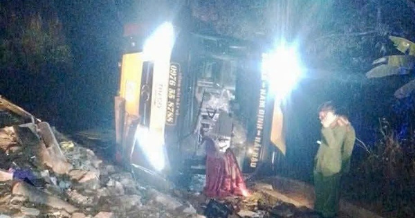 Xe khách lao xuống cống, lật nghiêng khiến 4 người tử vong