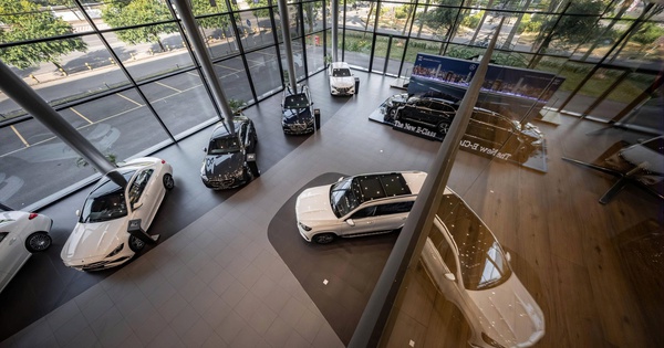 Thị trường ô tô cao cấp cạnh tranh mạnh về giá, Mercedes-Benz Việt Nam tung 2 ‘lá bài tẩy’