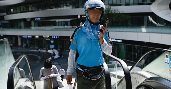 Phát hiện tiếng động lạ trong kho hàng 1 công ty, thanh niên mặc đồ shipper hành động nhanh chưa từng thấy