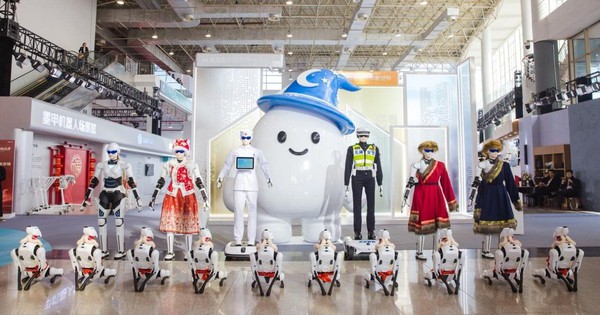 Hãng xe xây nhà máy ở Hưng Yên khoe robot hình người có thể nói được 10 thứ tiếng, di chuyển như người thật