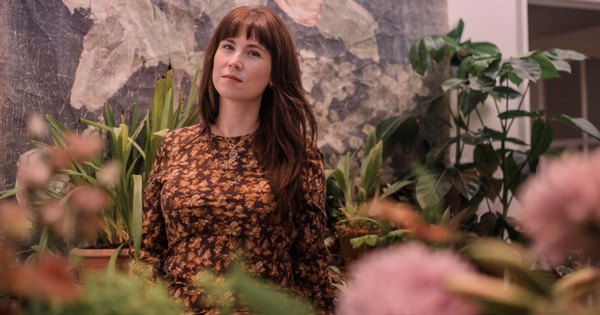 Châu Âu cảnh báo NÓNG: Bé gái 11 tuổi tử vong do người mẹ bán hoa mỗi ngày, vô tình tiếp xúc với một chất độc từ khi mang thai