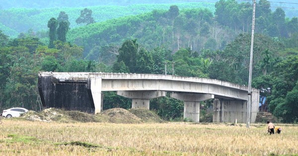 Cầu tiền tỷ xây xong rồi bỏ hoang