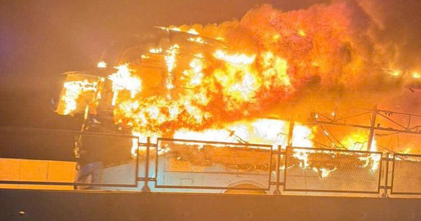 Xe giường nằm bốc cháy dữ dội trên cao tốc, một hành khách tử vong