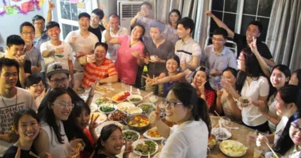 Đi họp lớp sau 15 năm, người lái BMW, Mercedes được xếp ngồi riêng, tôi bị ra rìa: Về đến nhà, nhận được tin nhắn 38 chữ quá sốc