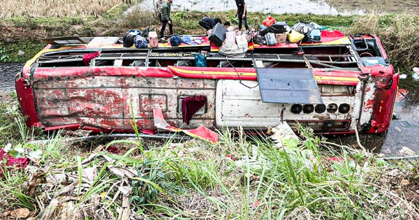 Lật xe khách ở Sơn La, 11 người bị thương