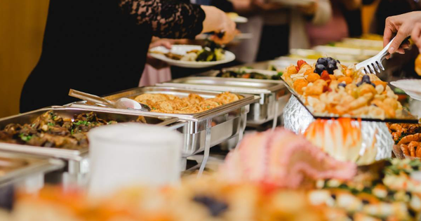 Phát hiện nhóm khách 7 người đi ăn buffet cao cấp hết 300 con cua và cá hồi, 50 hộp sầu riêng, 80 bát chè: "Còn chưa no lắm"