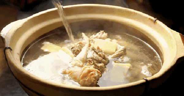 Vì sao nên nêm muối muộn khi ninh xương?