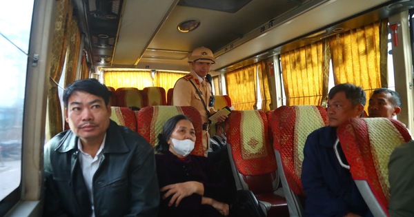 CSGT Hà Nội hóa trang thành hành khách để phát hiện xe ghép, ô tô hợp đồng trá hình