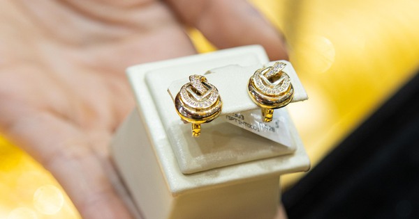 Giá vàng giảm do dữ liệu Mỹ yếu, nhà đầu tư chờ đợi báo cáo việc làm và lạm phát