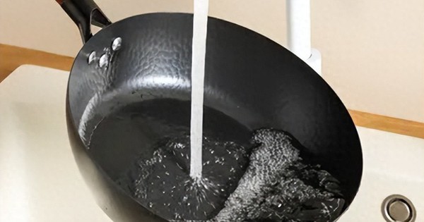 Tại sao không nên tráng chảo bằng nước ngay sau khi nấu xong? Nghe đầu bếp giải thích, tôi mới giật mình vì bao năm làm sai