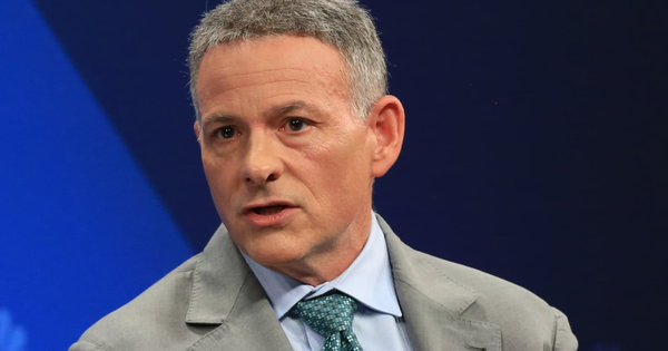 David Einhorn Dự Báo Fed Cắt Giảm Lãi Suất Mạnh, Tự Tin Đầu Tư Vàng