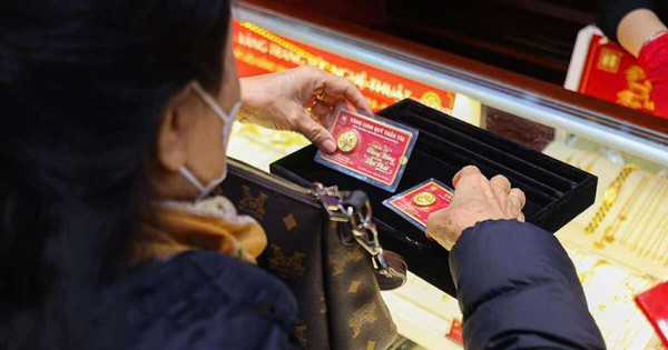 Giá vàng hôm nay 13/2: Lao dốc, mất ngưỡng 5.00...