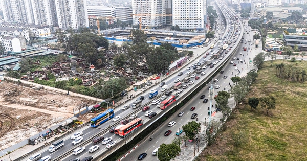 Hà Nội ùn tắc sáng cuối cùng trước Tết, dòng xe rời thành phố tăng mạnh